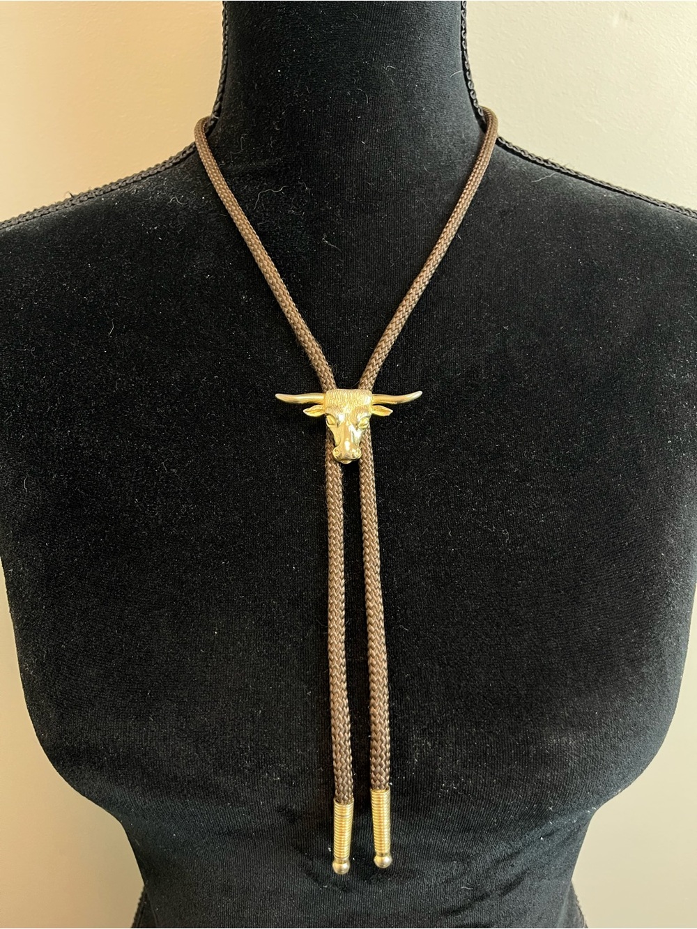Vintage Gold Tone Bull Head Bolo Tie Necklace in Brown